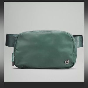 Lululemon Everywhere Belt bag